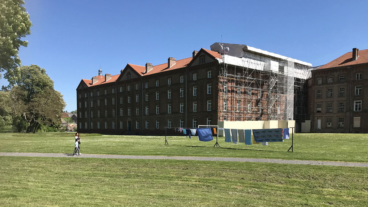 Vue extérieure de l'aile ouest du pavillon central avec échafaudage.