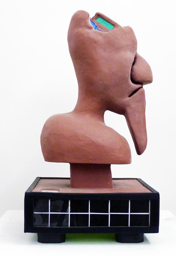 Vue de profil de la sculpture Le Cerveau Bleu.