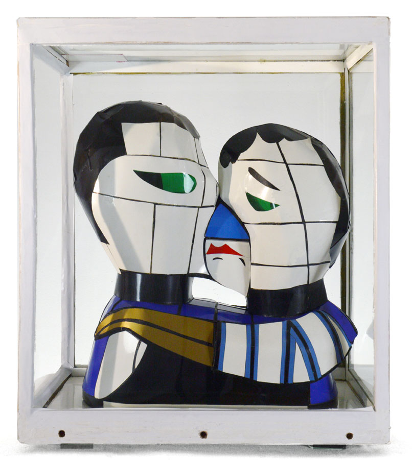 Vue de face de la sculpture Couple méfiant