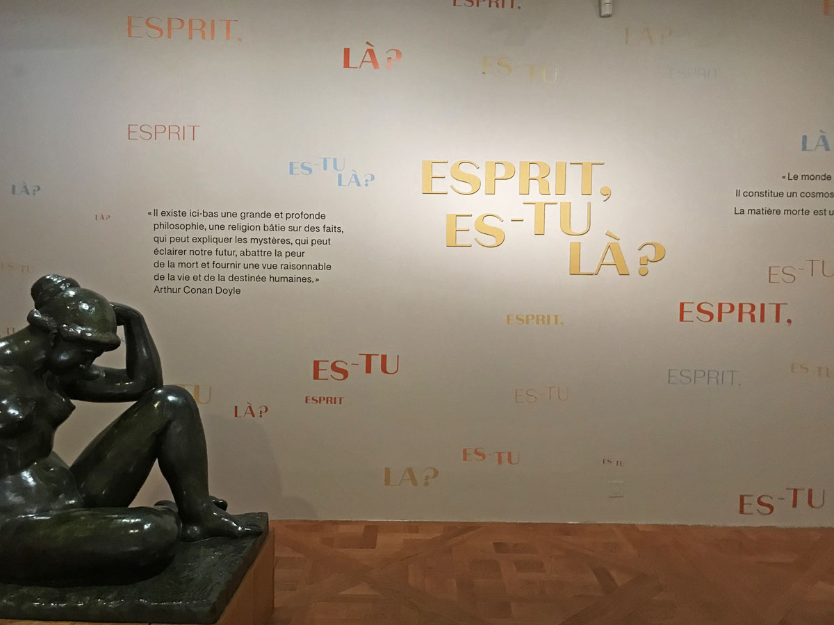 Photographie du titre de l'exposition "Esprit, es-tu là"