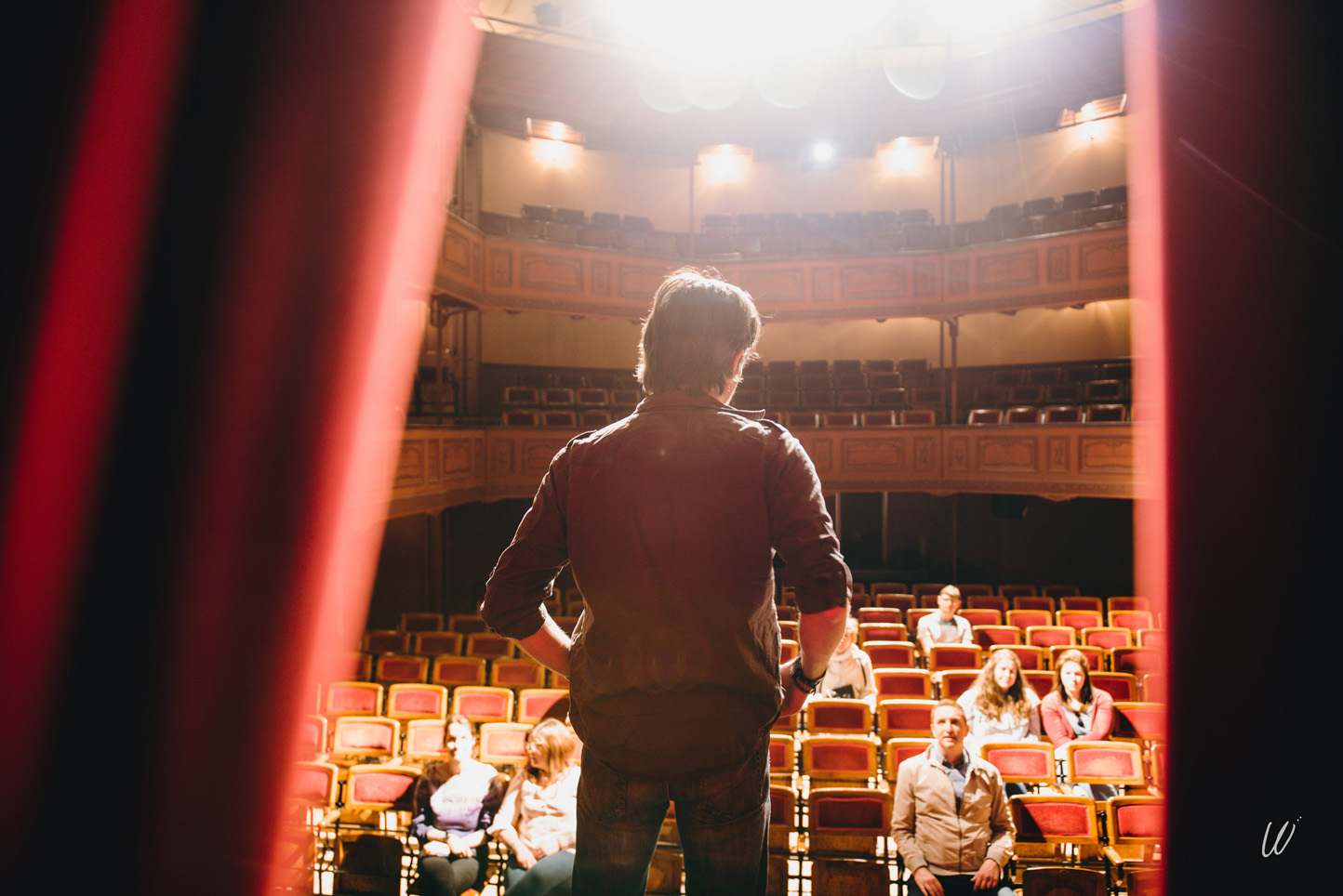 Vue du public au théâtre depuis la scène