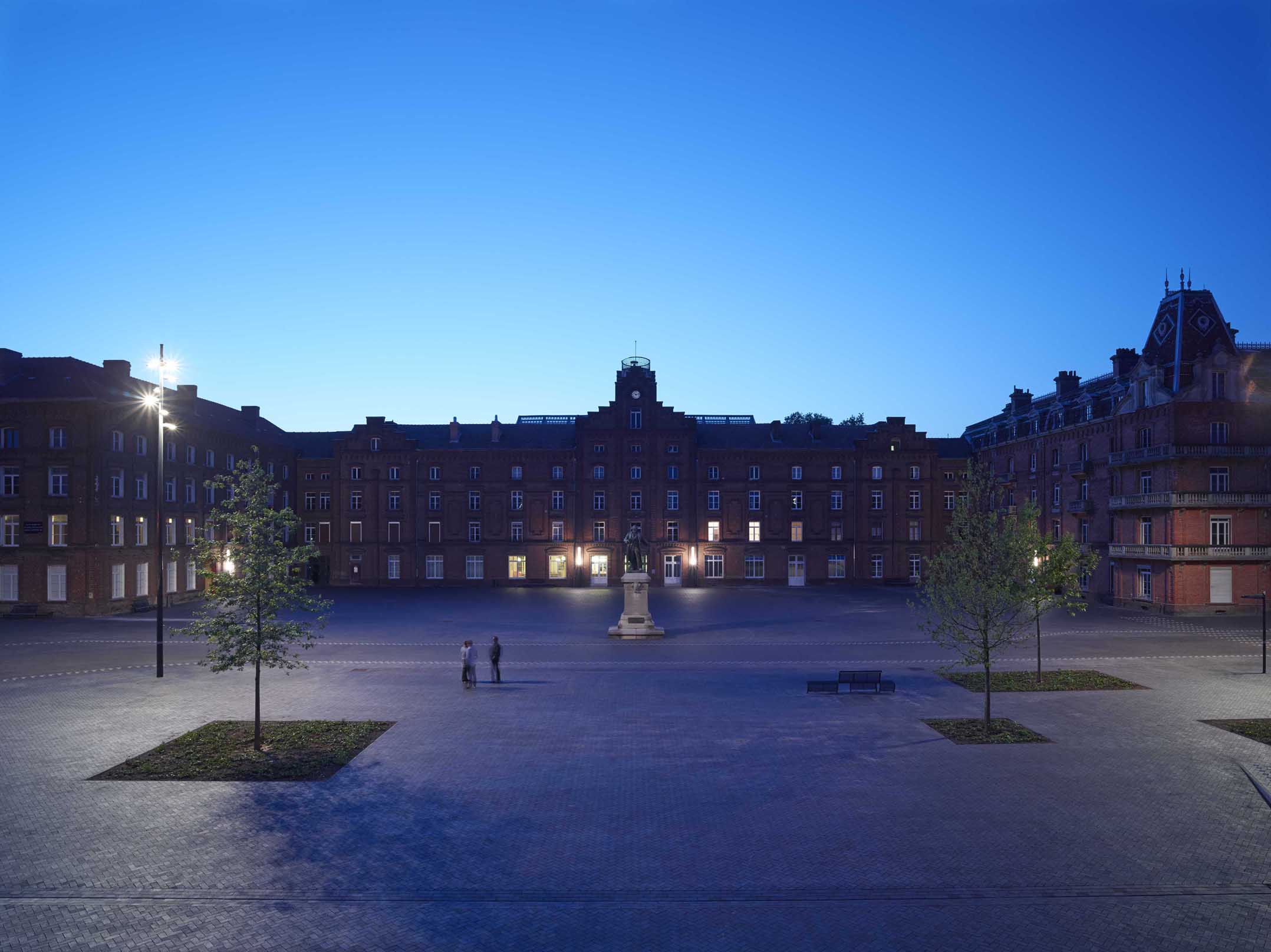 Vue de la place du Familistère la nuit
