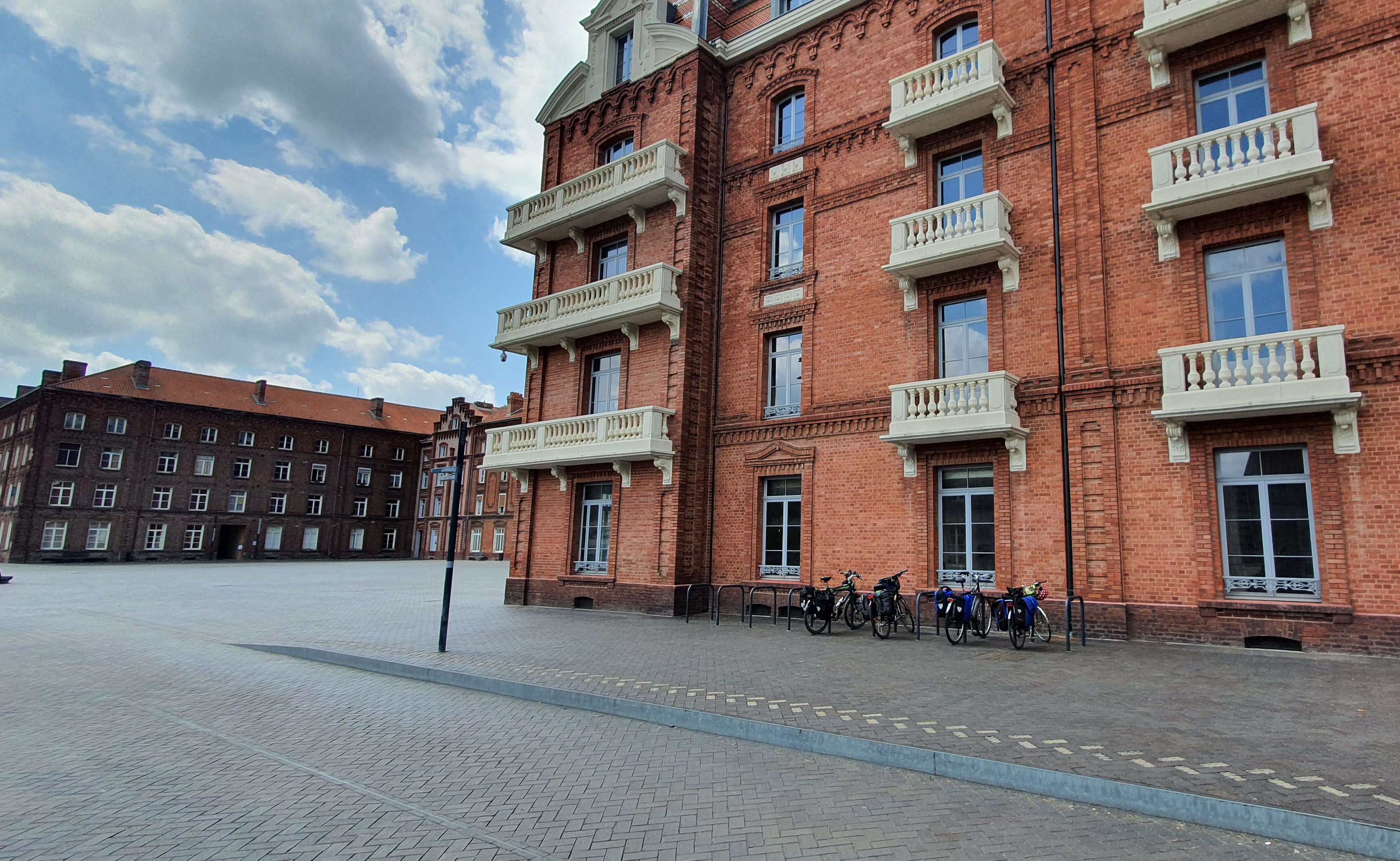 Vue de vélos sur la place du Familistère