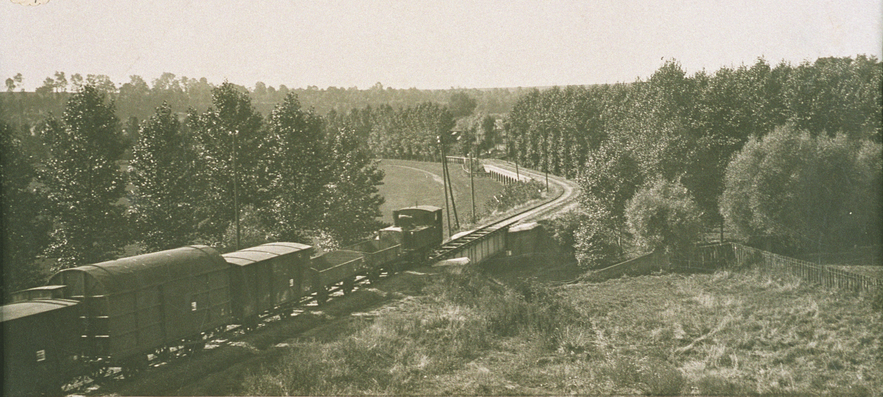 Train de marchandises sur la voie de chemin de fer de l'usine Godin de Guise