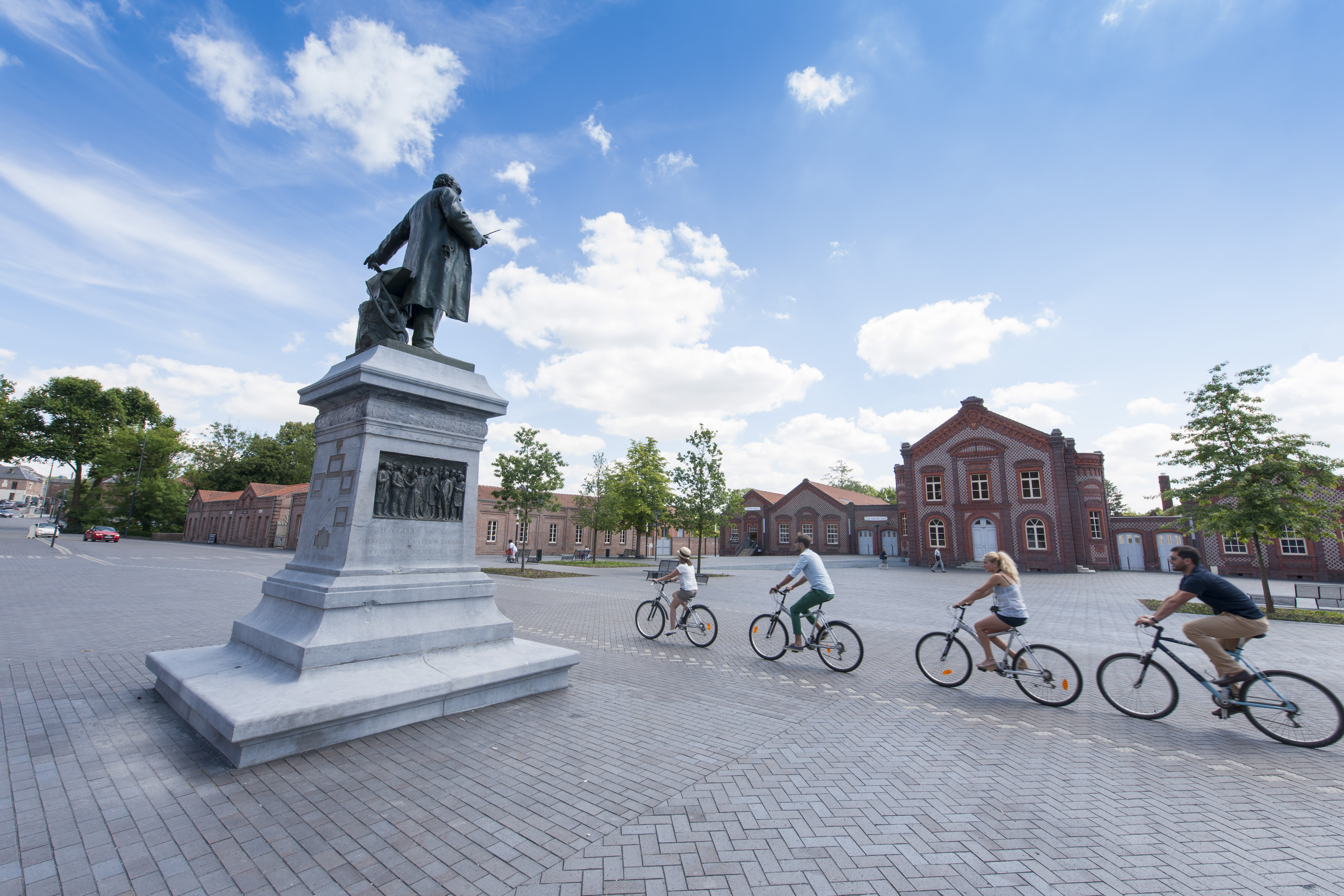 vélos sur la place du familistère