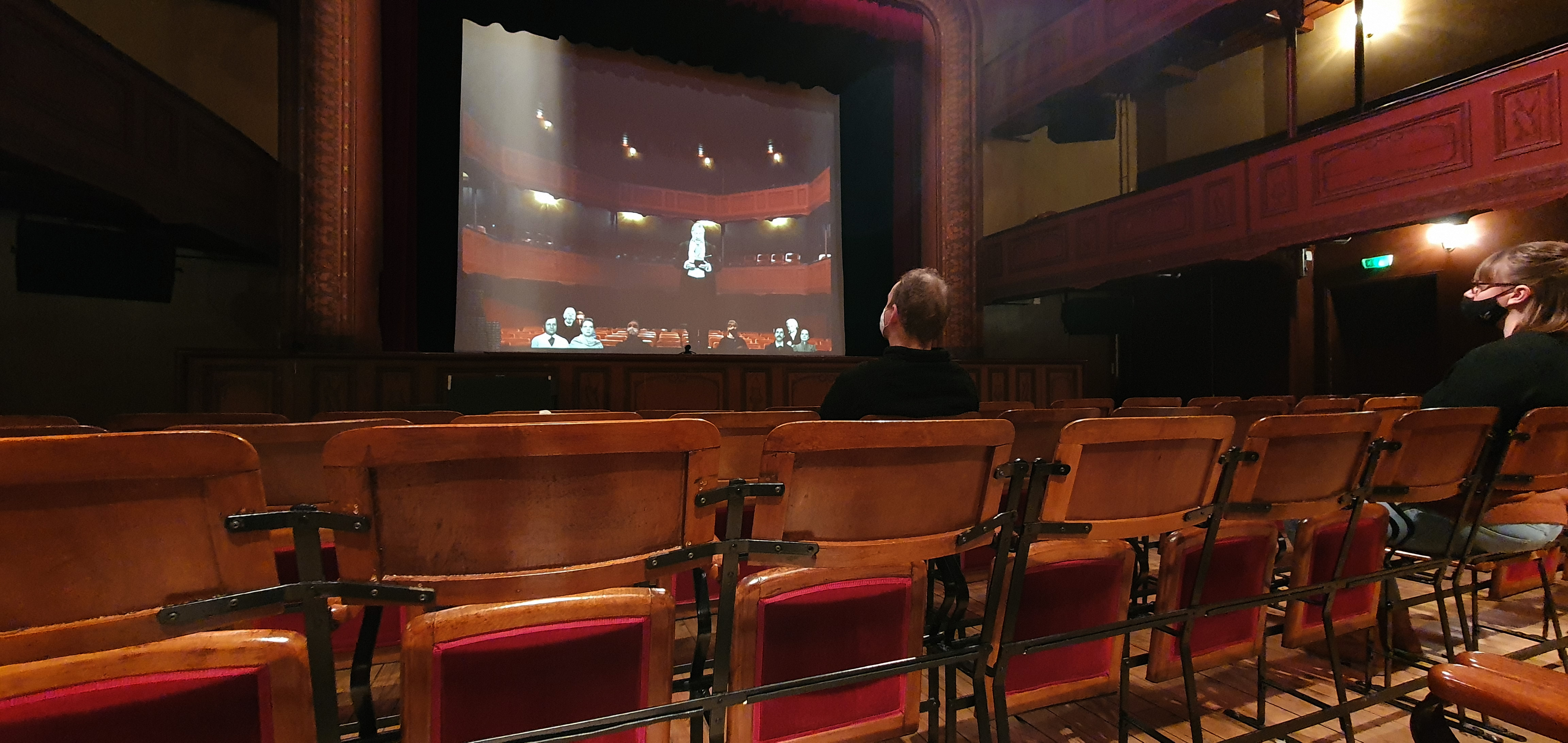 Vue des spectateurs dans le théâtre devant le Théâtre en miroir