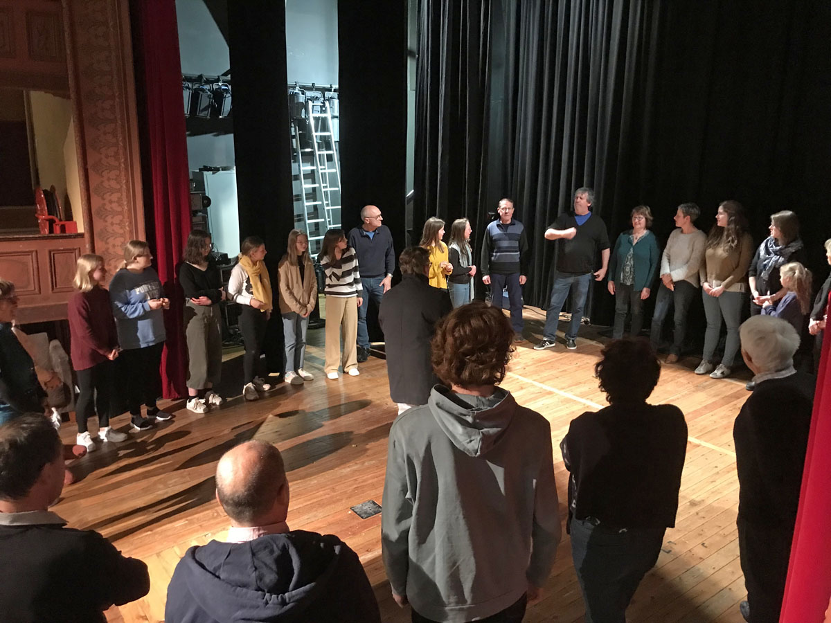 Groupe de personnes sur la scène du théâtre du Familistère