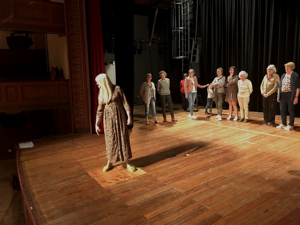 Femmes sur la scène du théâtre du Familistère