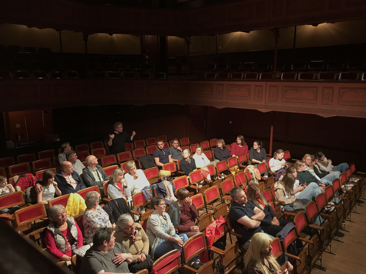 Public dans la salle du théâtre du Familistère