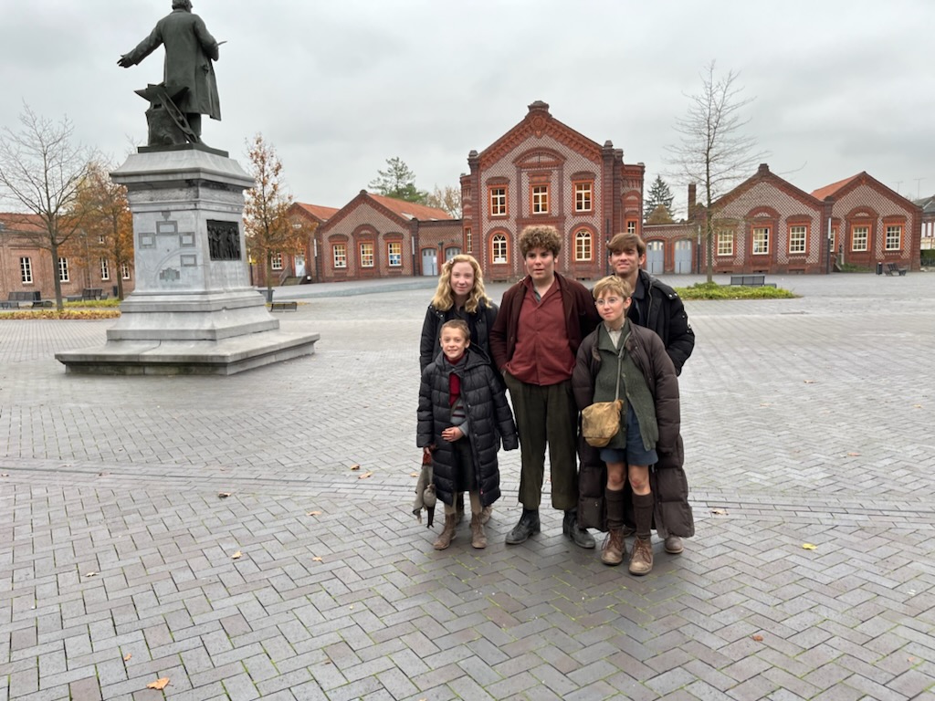 tournage-guerre-des-lulus-Familistère-face-théâtre