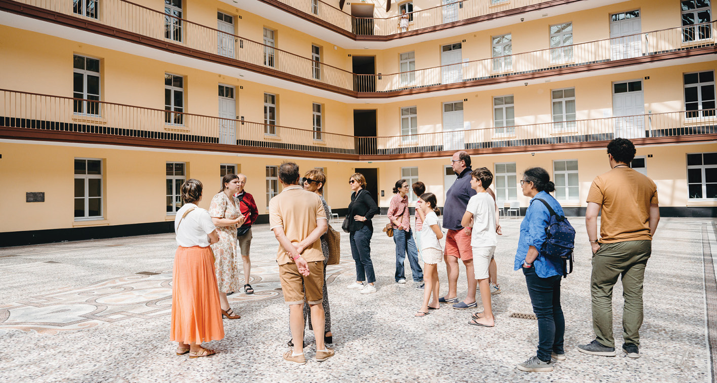Visite guidée du Familistère. Cour du pavillon central.