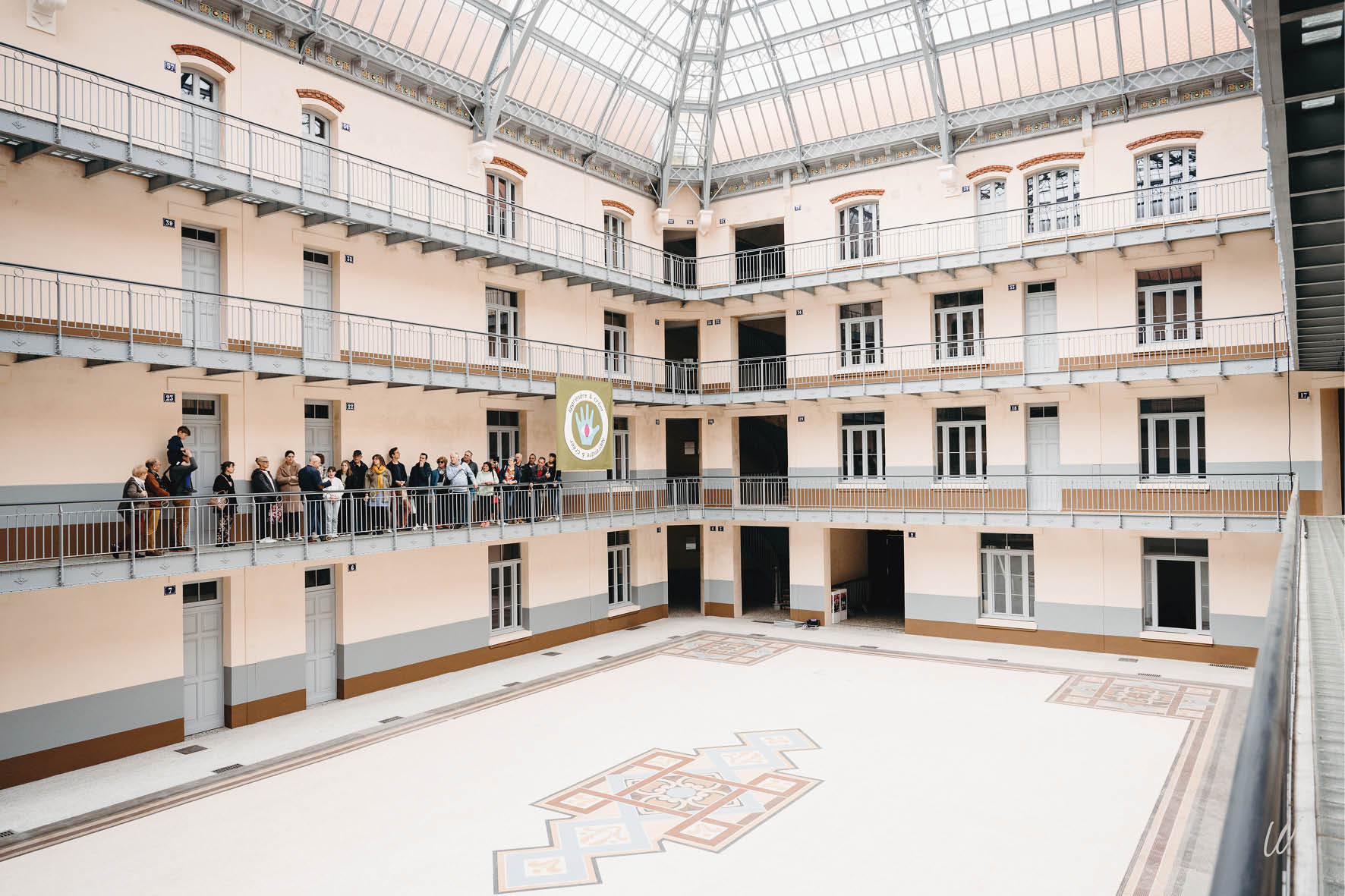 Vue de la cour de l'aile gauche avec groupe de visiteurs
