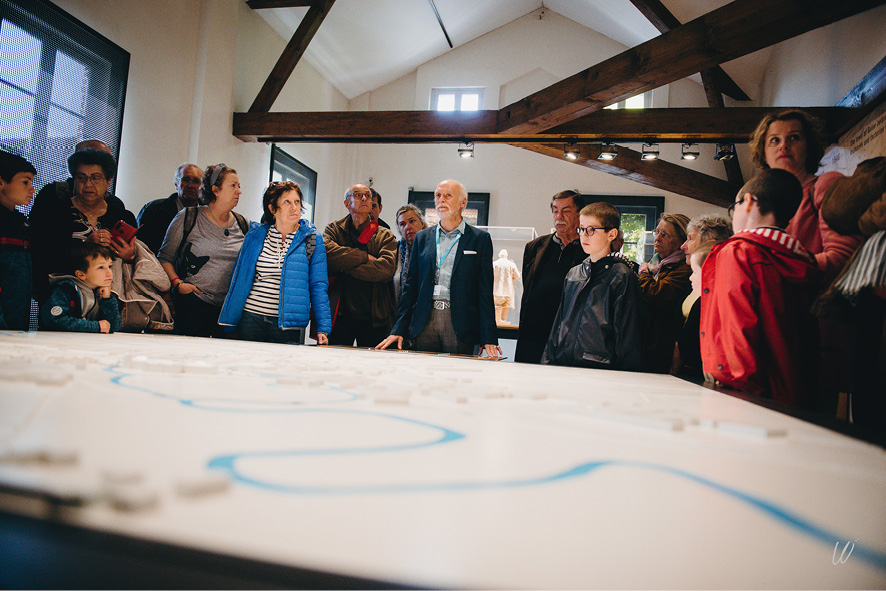 Vue d'un groupe face à une maquette de la ville de Guise
