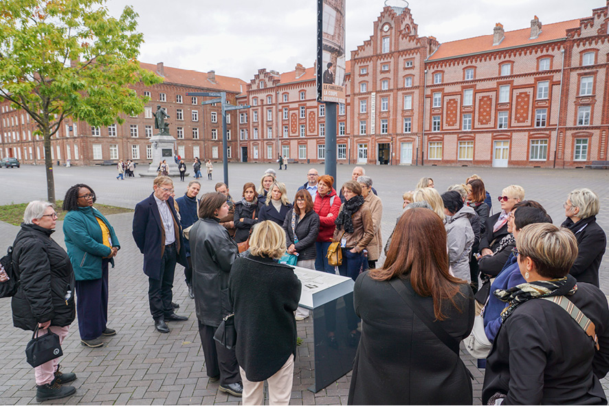 vue d'un groupe sur la place du Familistère