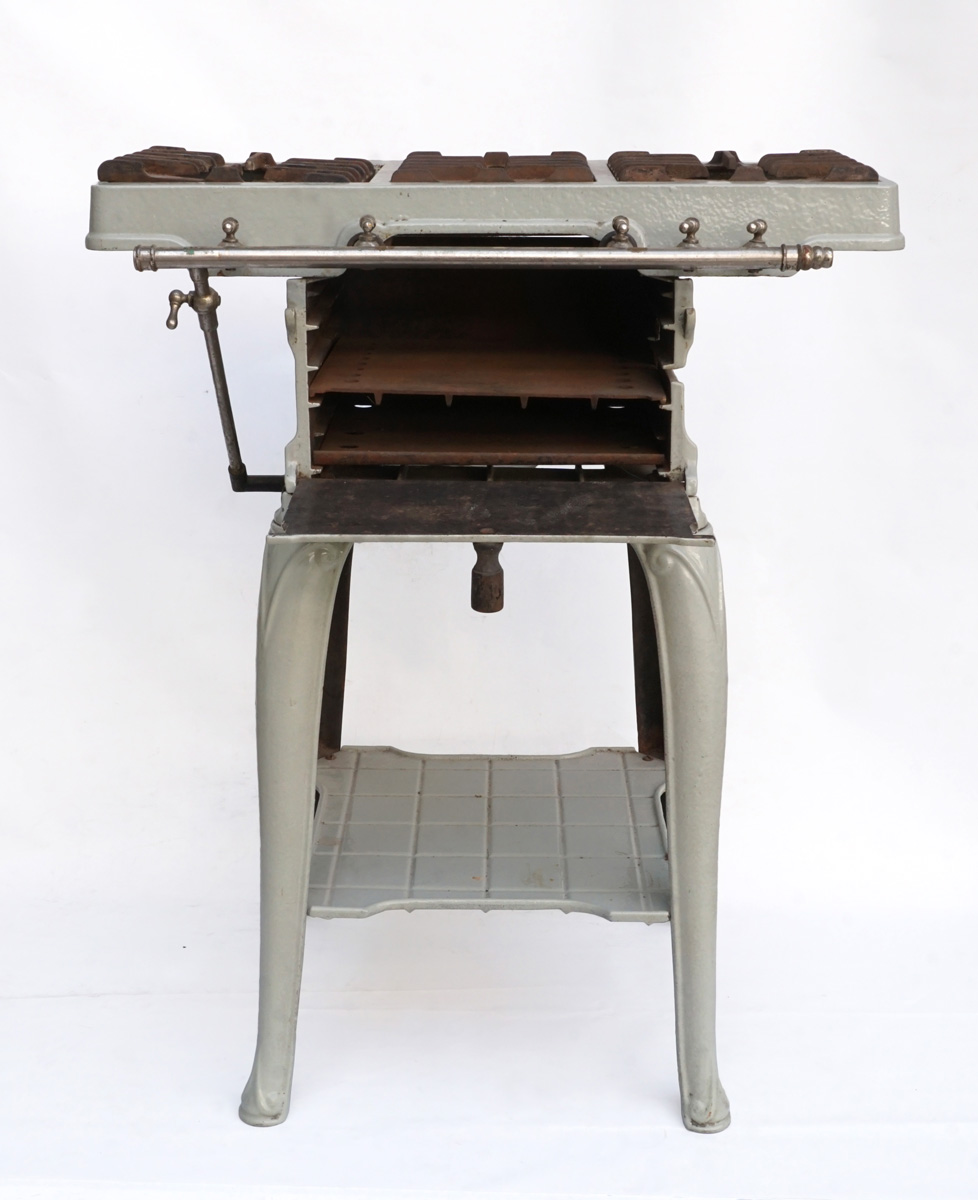 Fourneau à gaz vu de face avec porte du four ouverte