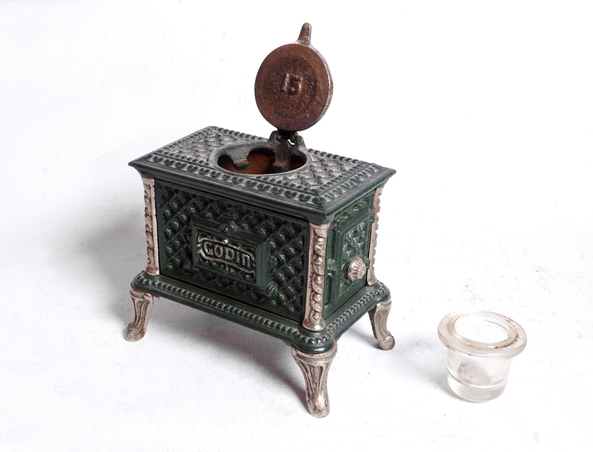 Vue de l'encrier n° 15, couvercle ouvert et godet