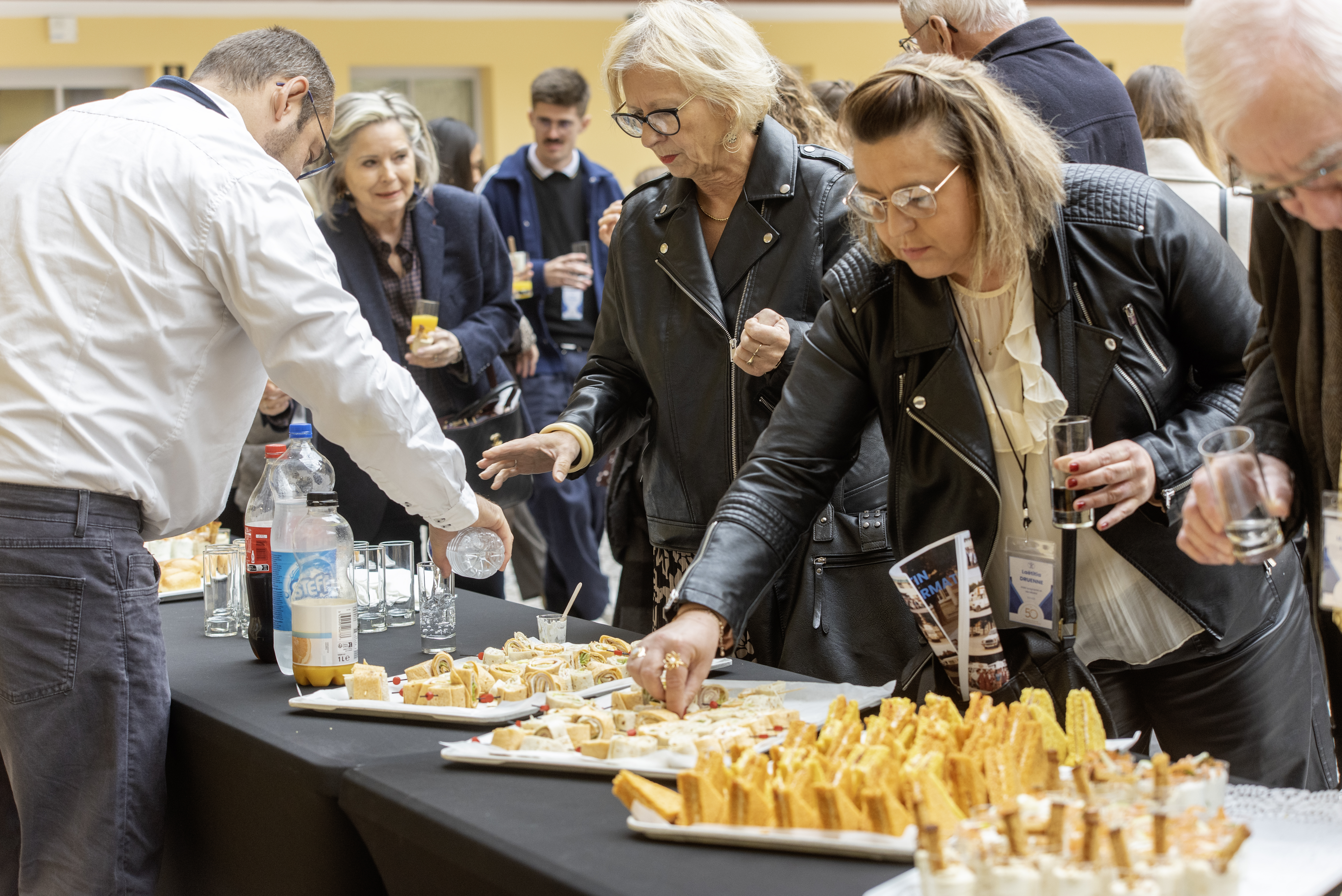 Cocktail dans la cour du pavillon central