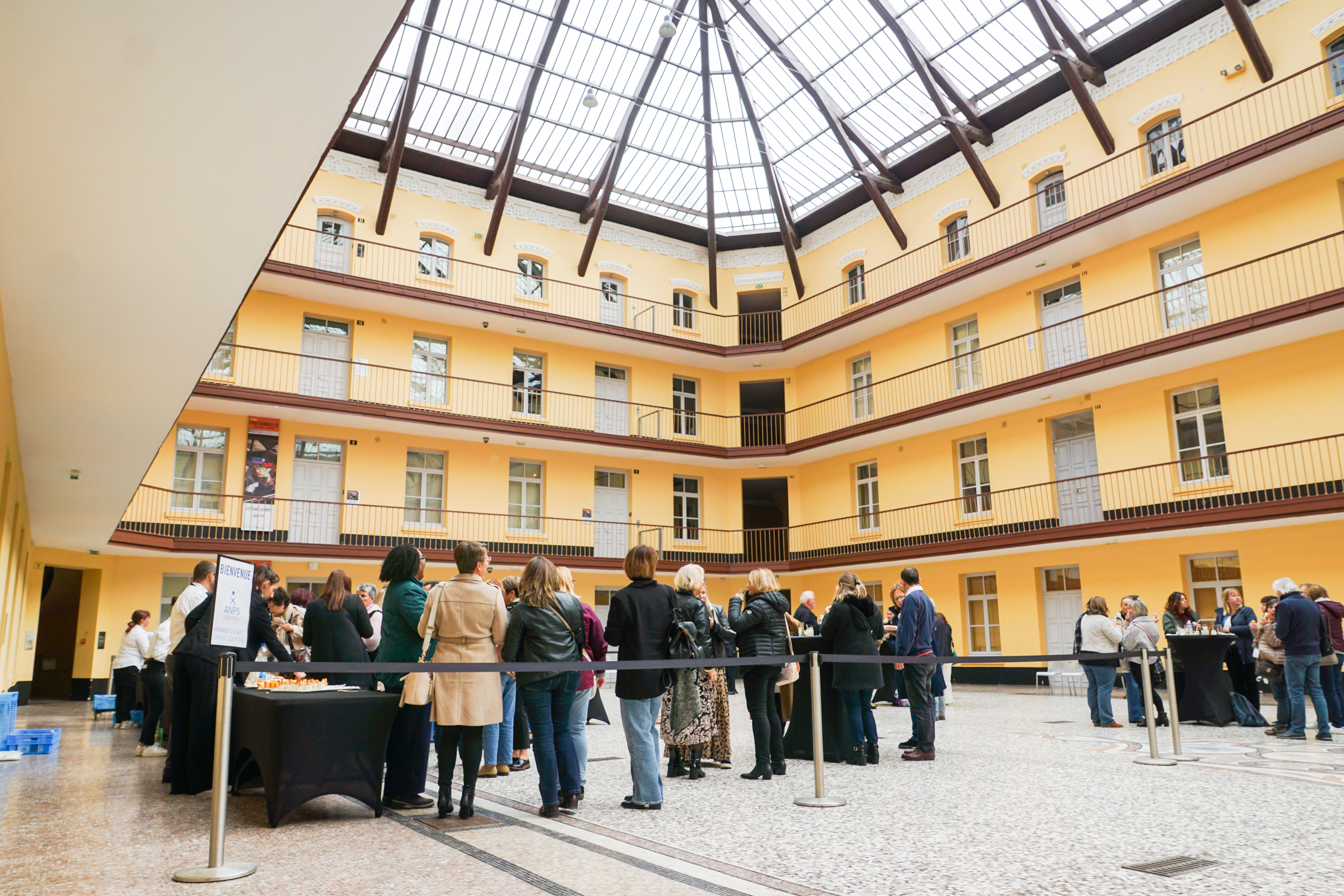 Cocktail dans la cour du pavillon central