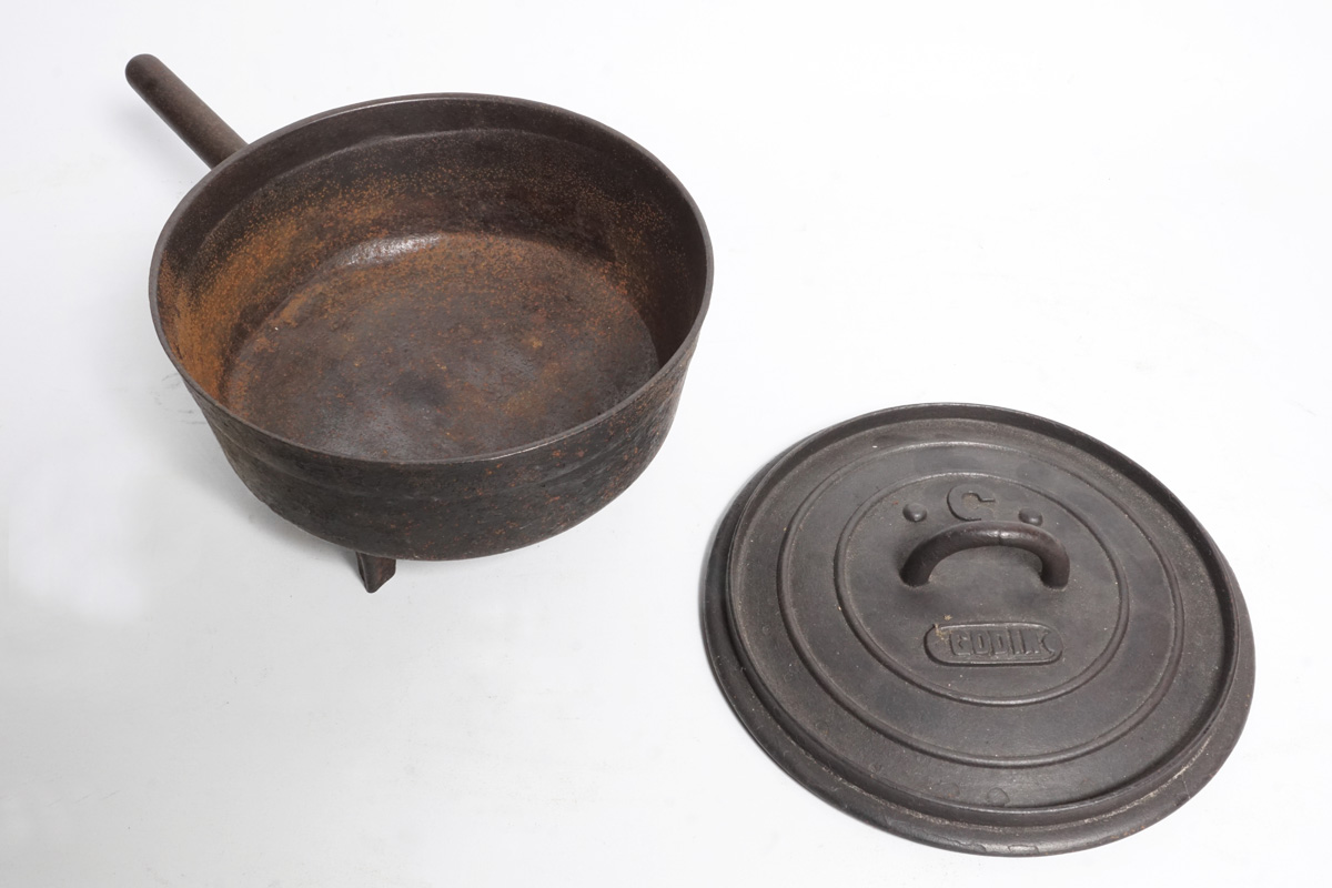 Vue de la casserole ronde à pieds et à queue n° 5 couvercle déposé