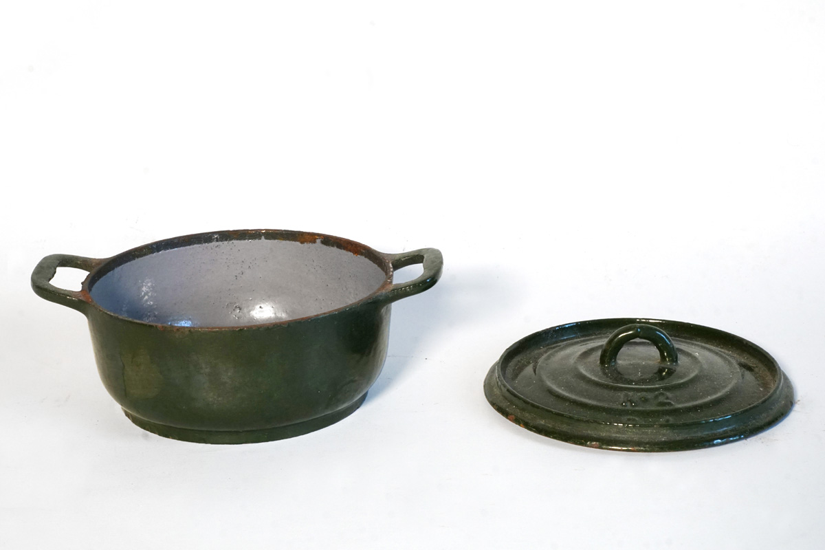 Vue d'une cocotte n° 2 poignées couvercle ouvert