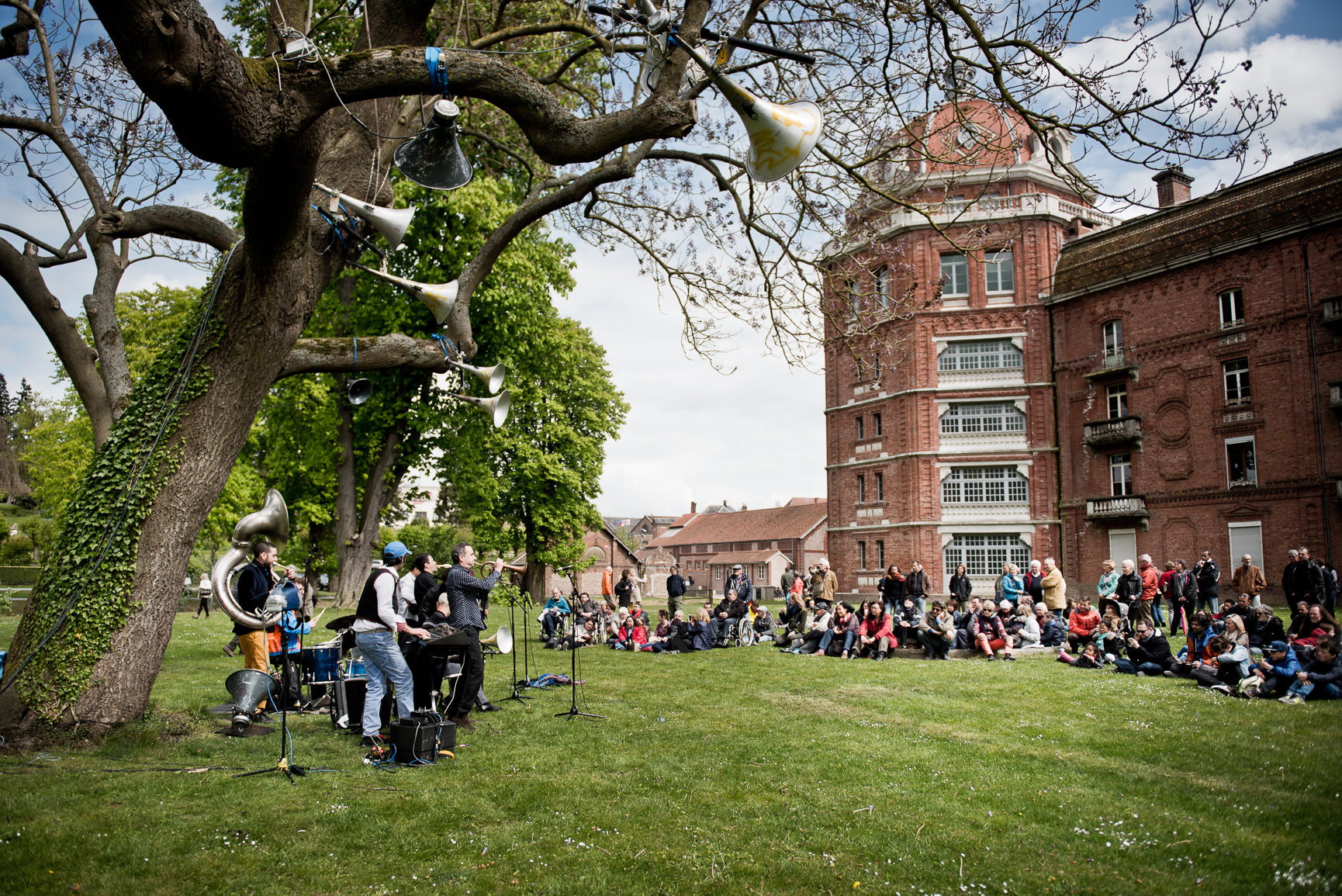 Garden party derrière l'aile gauche du Familistère