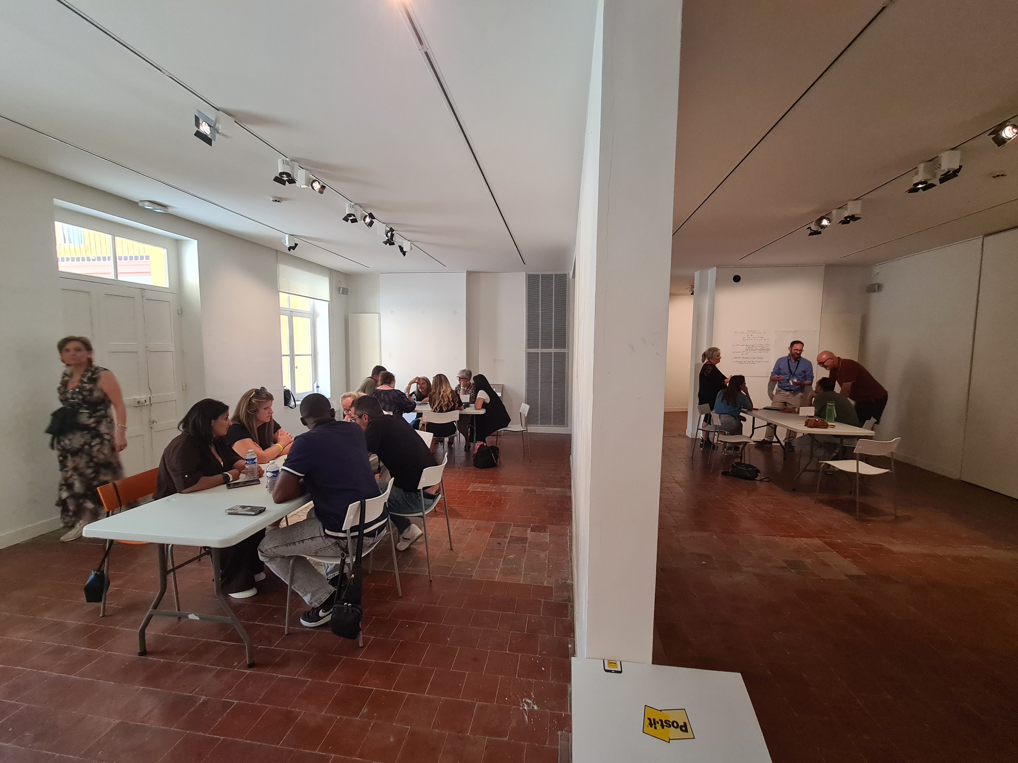 Réunion en sous-groupe organisée dans le pavillon central