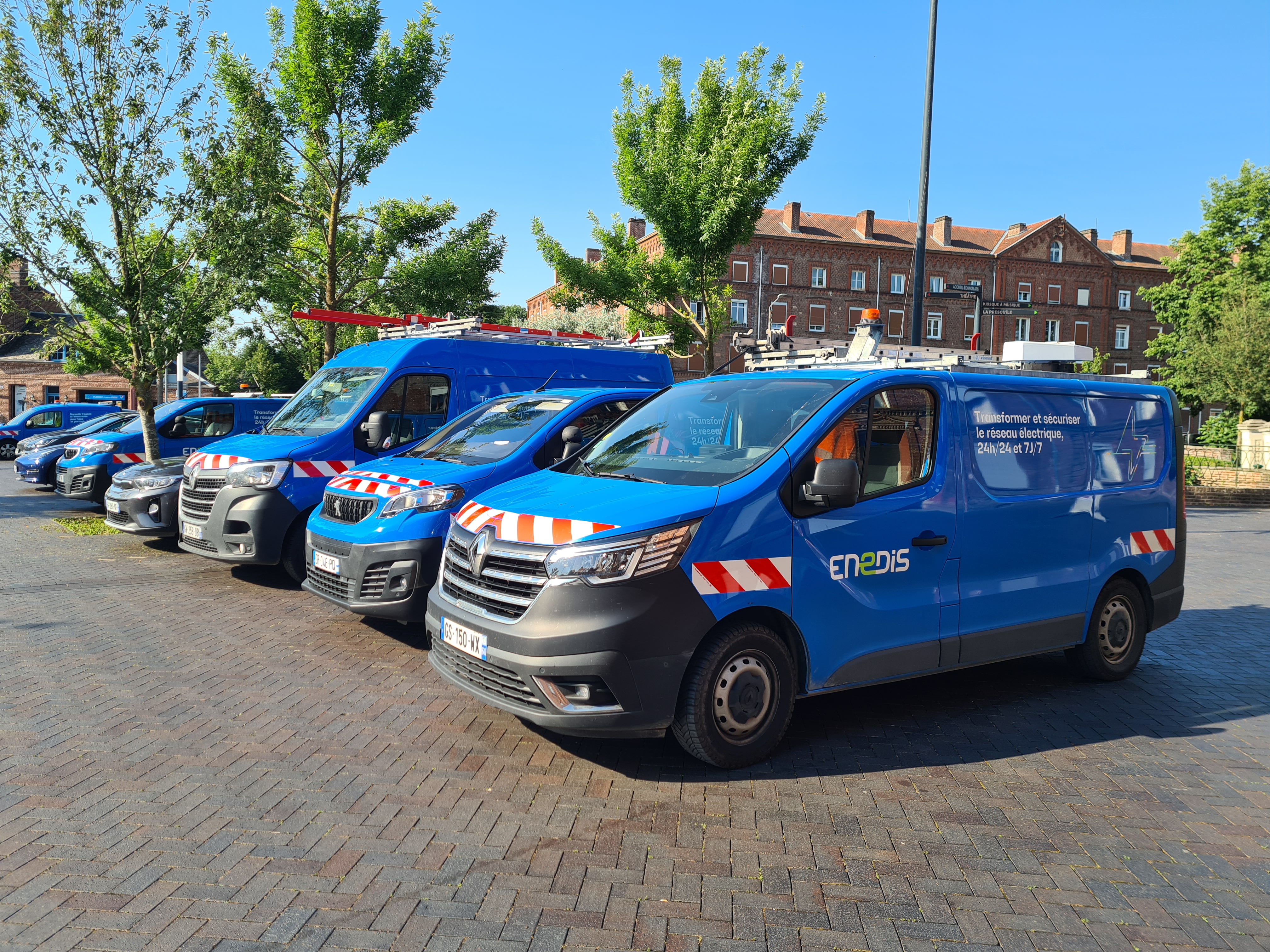 camions floqués EDF devant le Familistère